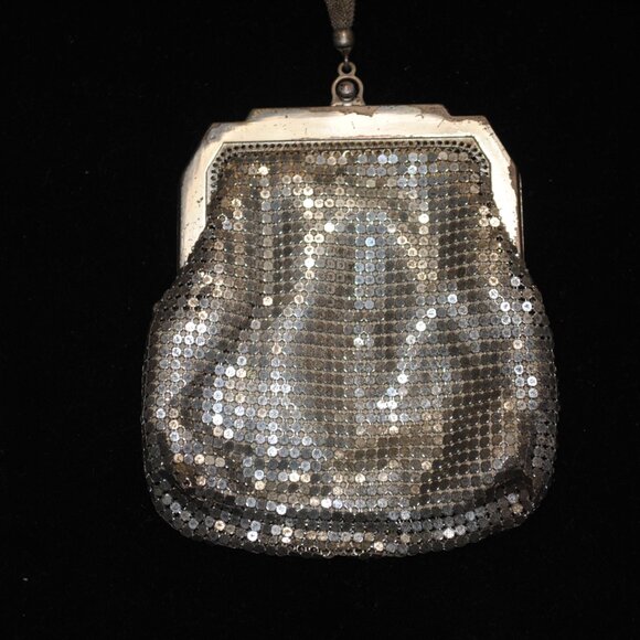 Collectible Vintage Whiting & Davis Silver-tone Mesh Wristlet Purse Art Deco 60s - Picture 3 of 11